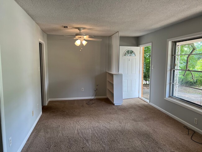 Building Photo - 205 Morgan Ln