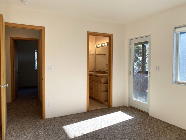 Building Photo - Townhouse On Private Drive In White Salmon, WA
