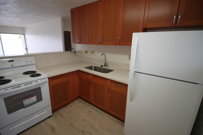 Building Photo - 2 bed, 1 bath, 1 parking Unit available in...