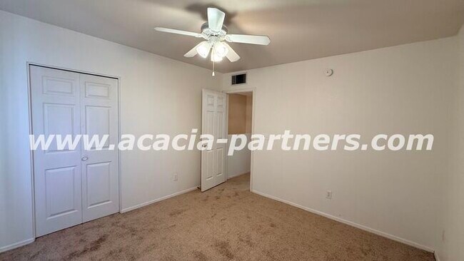 Building Photo - Gated 2 bed 2.5 bath