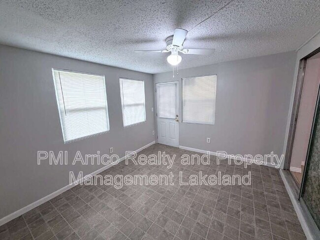 Building Photo - 827 W Carole St