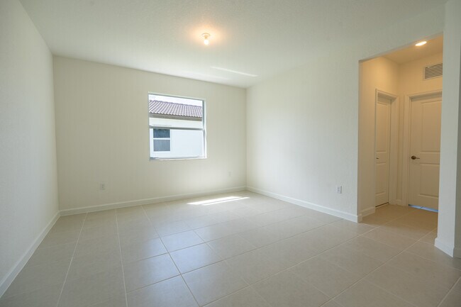 Building Photo - 2485 SE 29th Dr