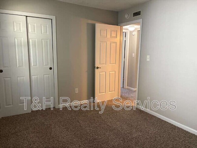 Building Photo - 5925 Dunmore Dr
