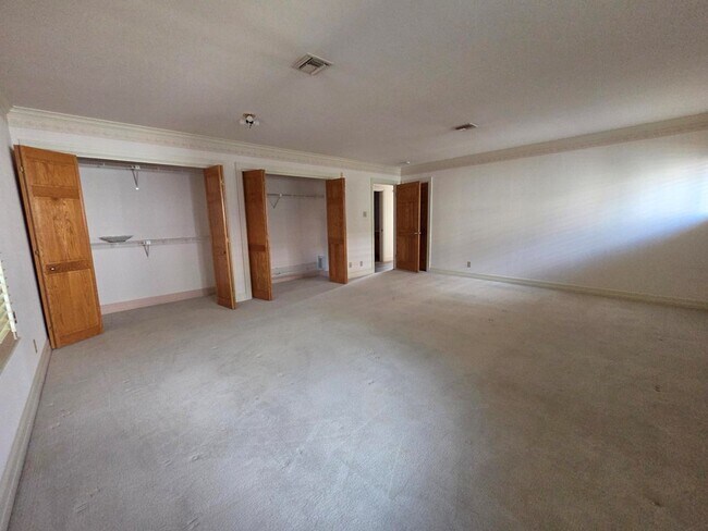 Building Photo - 2212 Rock Creek Dr