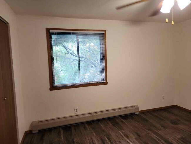 Building Photo - Charming 2 Bedroom Lower in Prime Appleton...