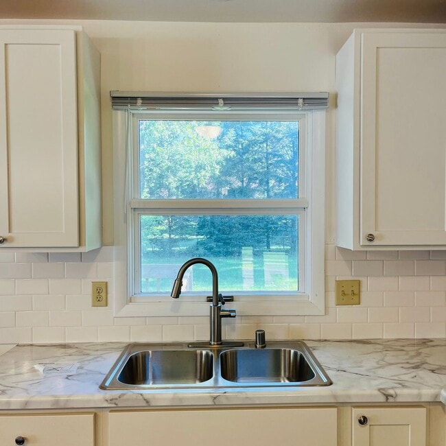 Building Photo - Beautifully remodeled 3 bedroom, 2 bath duplex in Royal Oaks Neighborhood