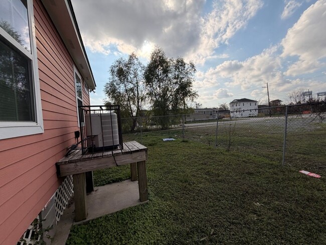 Building Photo - Charming Single