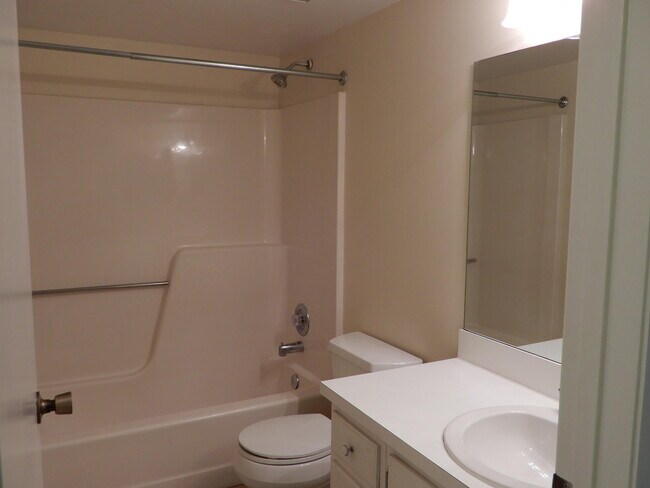 Building Photo - 6585 Somerset Dr