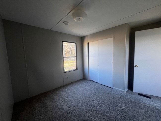 Building Photo - Cute 2 bedroom 2 bath mobile home that is located close to the Camp Lejeune Main Gate, beaches, s...