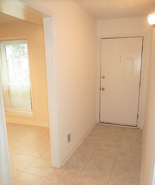 Building Photo - Private And Spacious, Ground Level, 2 Bedr...