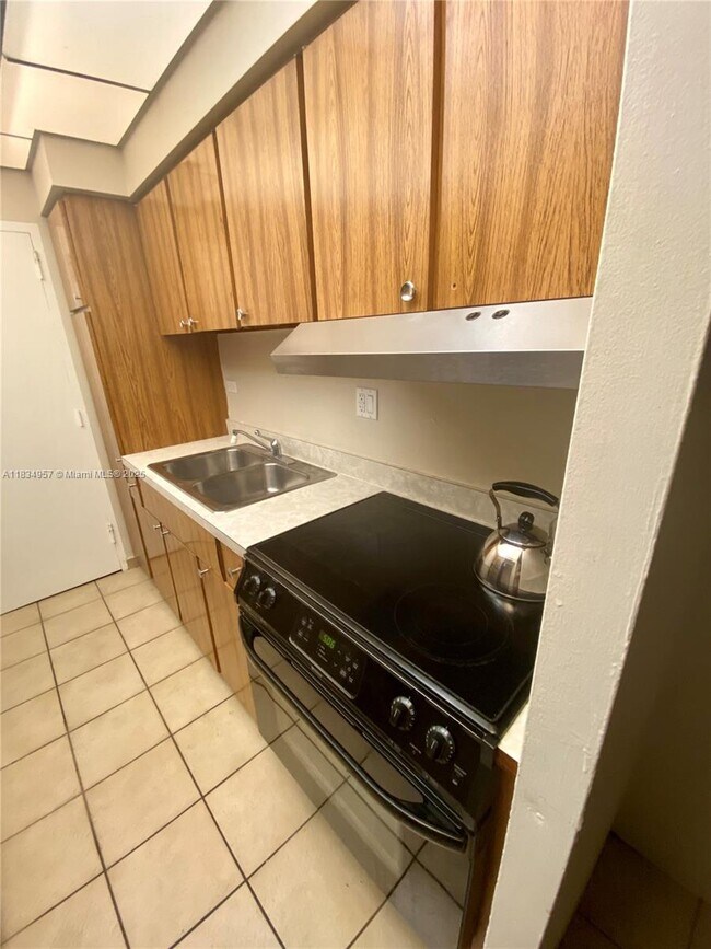 Building Photo - 1408 Brickell Bay Dr
