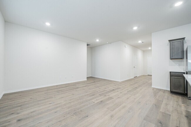 Building Photo - 2126 Thornton Dr