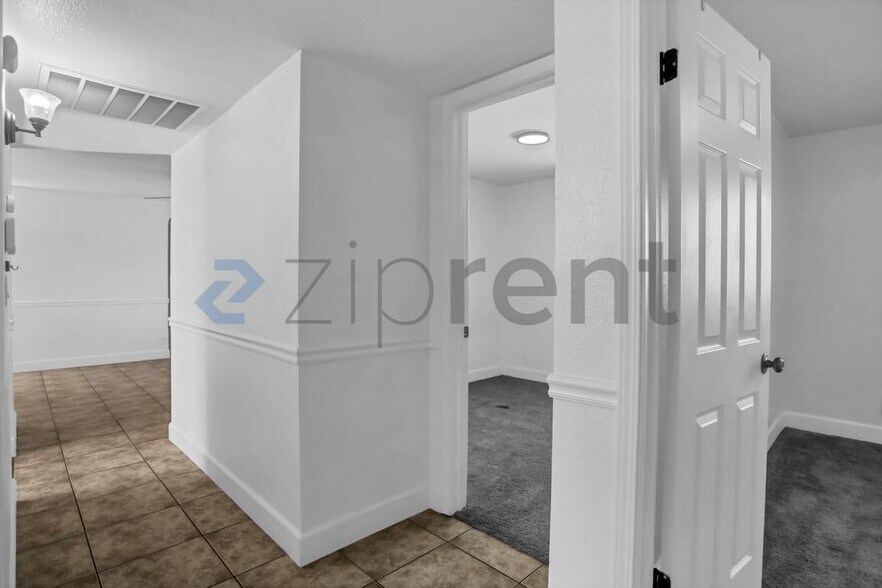 Building Photo - Unit