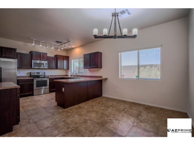Building Photo - Discover this charming 3/2.5 townhome in Phoenix!