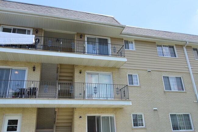 Building Photo - 370 S Eastern Ave