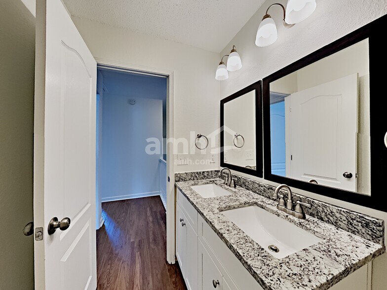 Building Photo - 2613 Newtons Crest Cir