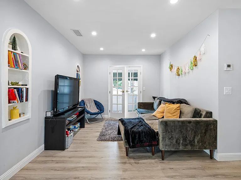 Building Photo - 1005 Hi Point St