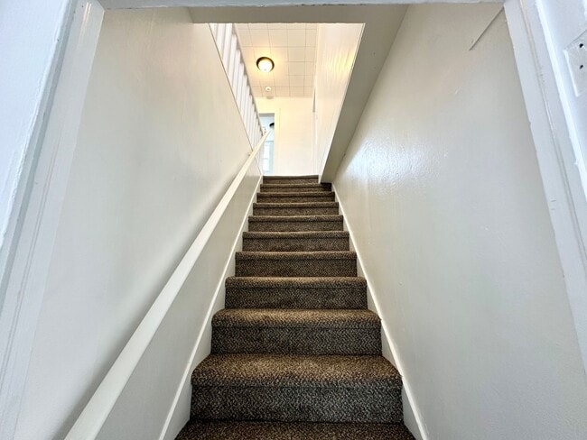 Building Photo - 610 S Pine St