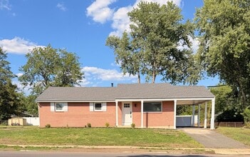 Building Photo - 806 Green Grove Rd