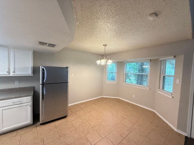 Building Photo - Large lot With Mature Trees and a Spacious...
