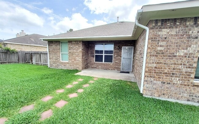 Building Photo - 25047 Lenora Dr