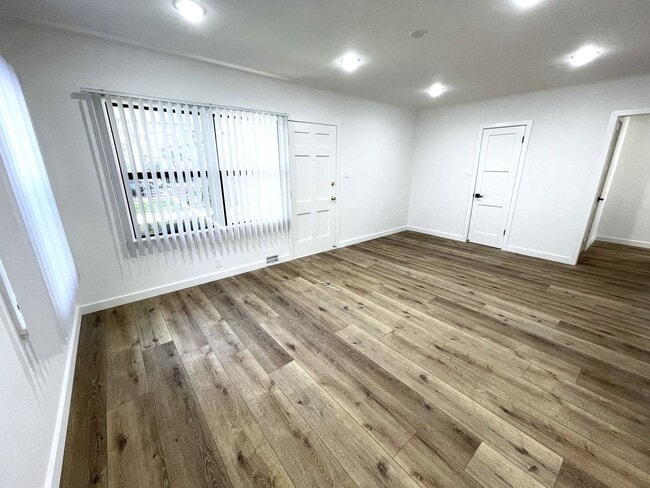 Building Photo - 4024-28 Lincoln