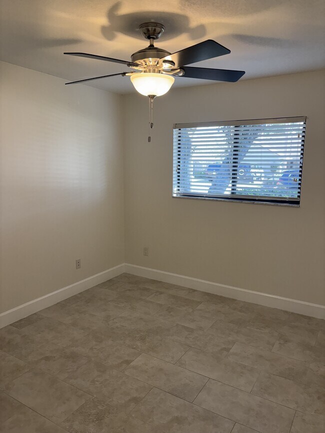 Building Photo - 1813 E Cheryl Dr