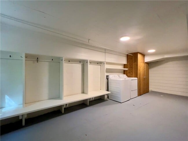 Building Photo - 872 Butterfield Ave