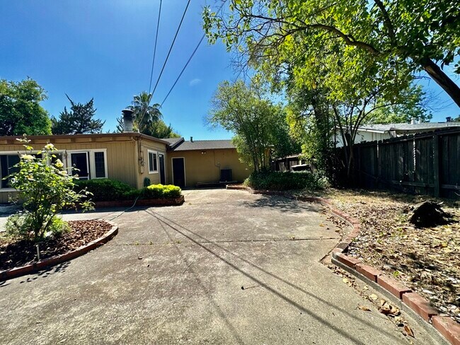 Building Photo - Charming Single-Story Home in Fair Oaks!