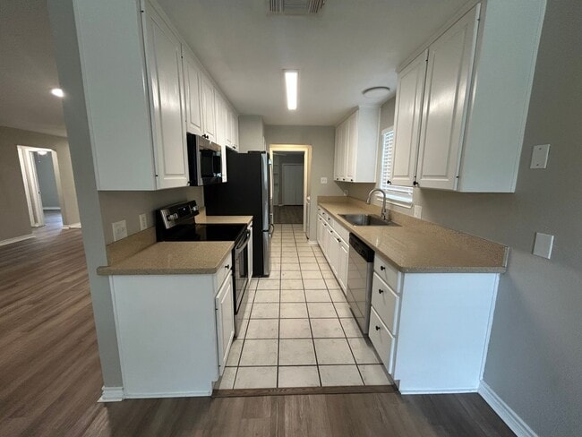 Building Photo - 1900 Sq Feet of Living Space