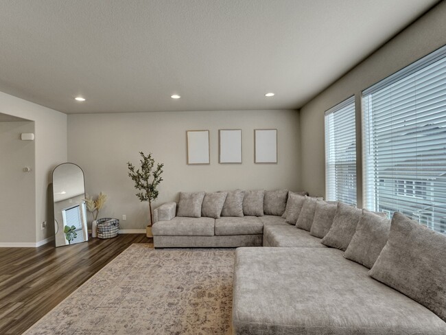 Building Photo - Expansive 3-story home!