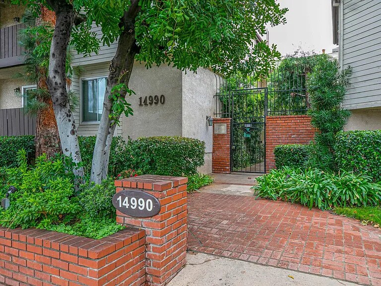 Building Photo - 14990 Victory Blvd