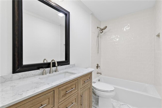Building Photo - 1296 Hilton Dr