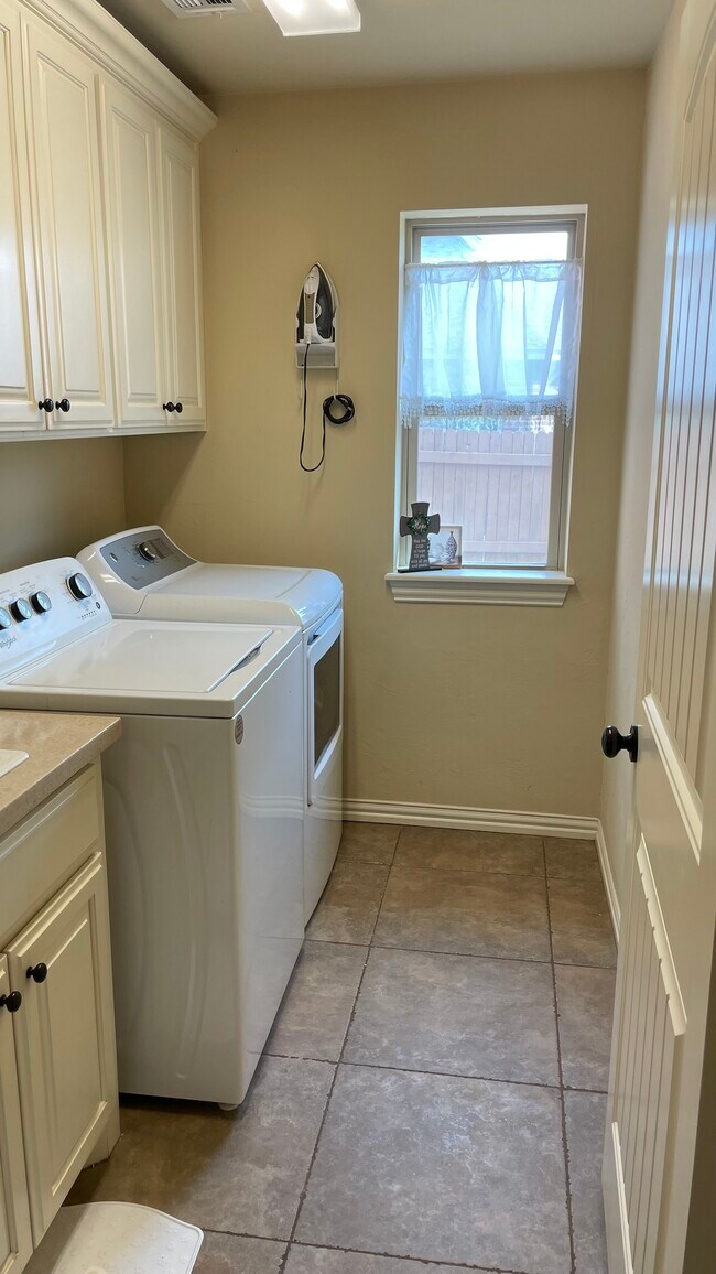 Building Photo - 15512 Maple Ridge Ln