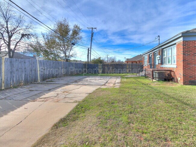 Building Photo - 946 East Dr