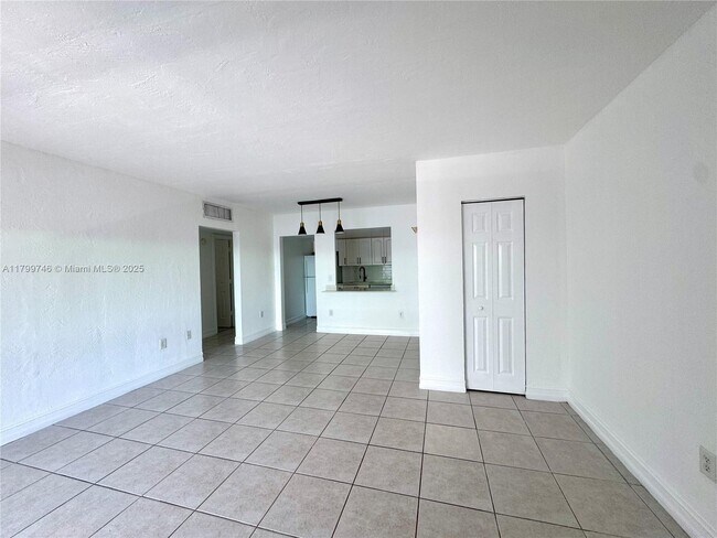 Building Photo - 290 Sunrise Dr