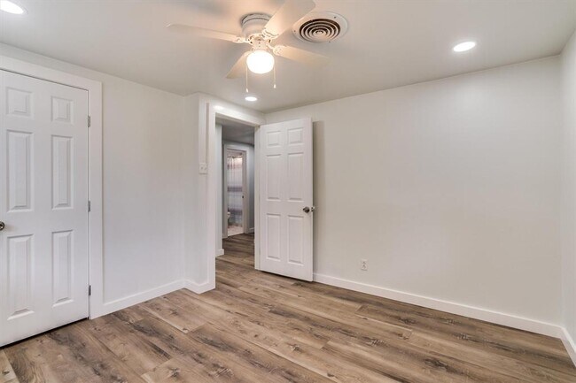 Building Photo - 1405 E Main St