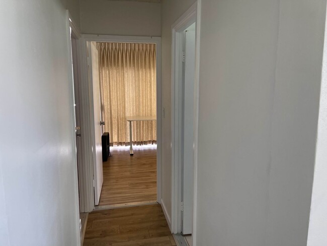 Building Photo - 2 Bed 2 Bath Fully Furnished Unit Central ...