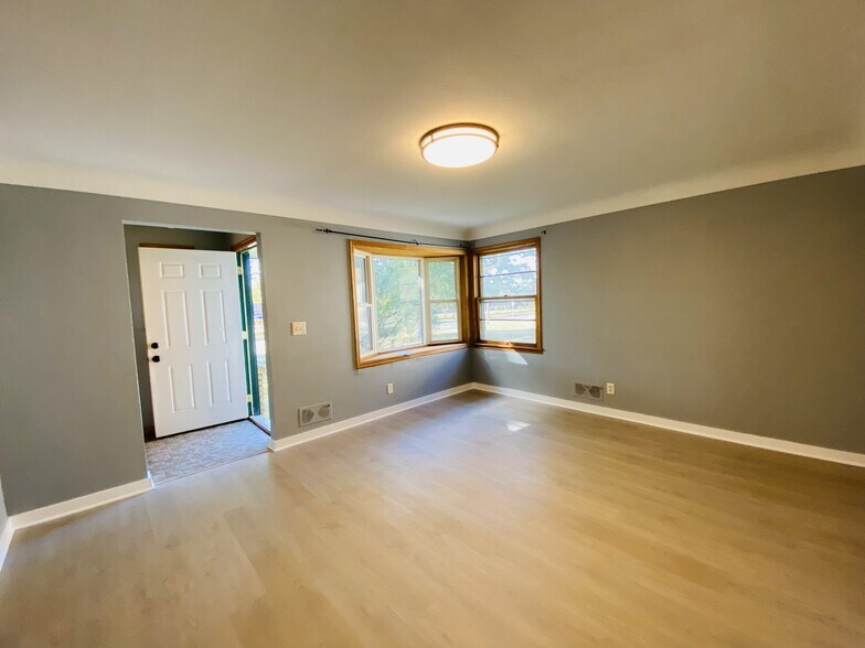 Building Photo - 4533 University Ave NE