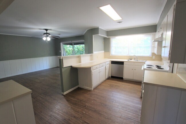Building Photo - Beautiful 3 Bedroom 2 Bath with Large Back...