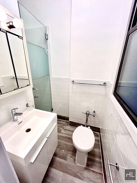 Building Photo - E 88 St