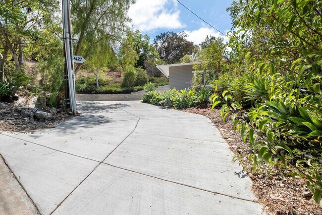 Building Photo - 9427 Vista Dr