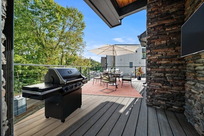 Building Photo - 6011 Hill Cir Dr