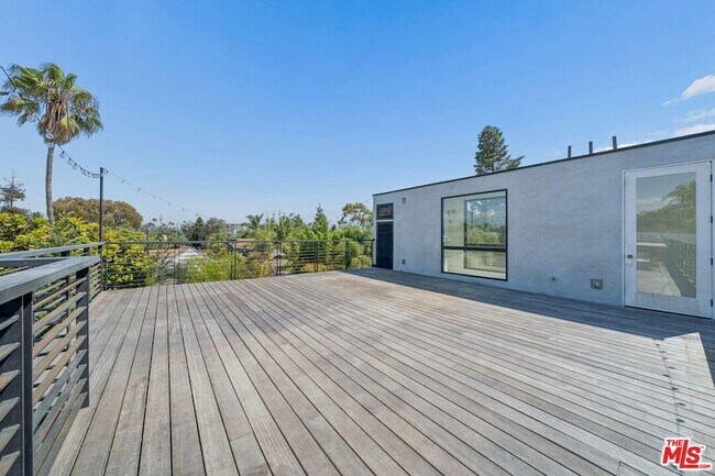 Building Photo - 633 Palms Blvd