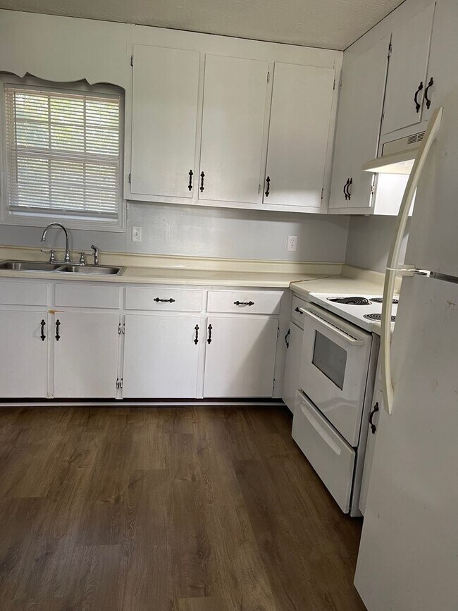 Building Photo - 2 bedroom/1 bath Westside Duplex!