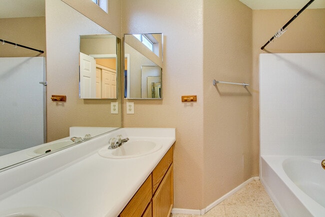Building Photo - Charming 3-Bedroom Home with Spacious Back...