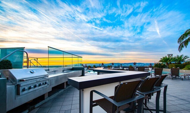 Sun Deck - BBQ - Spa - 1100 Wilshire Blvd
