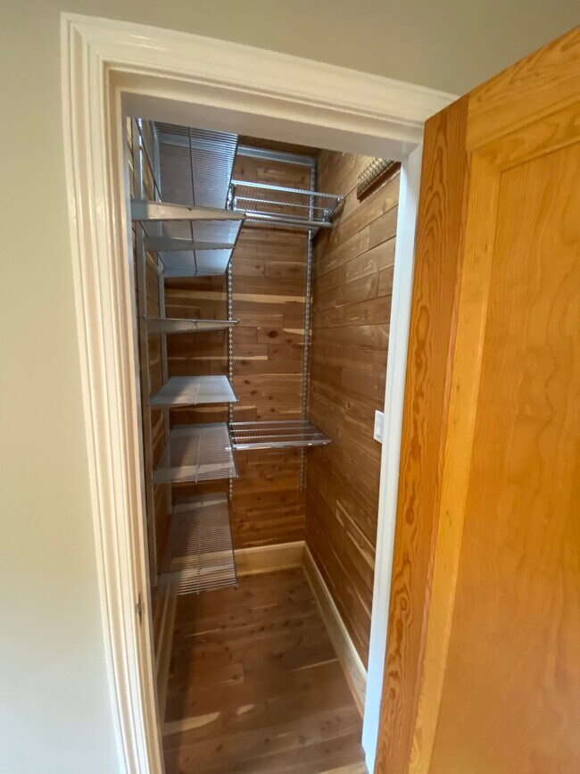 Building Photo - 909 E St SE