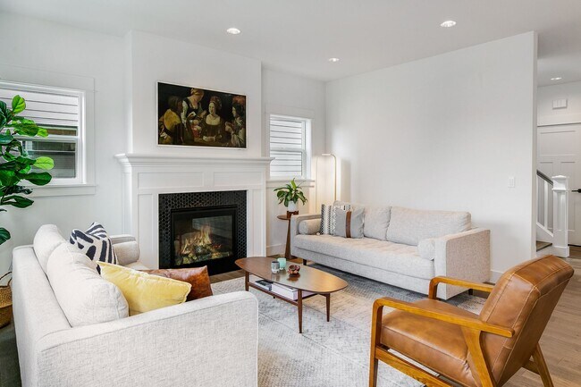 Building Photo - Gorgeous 4 Bed/3.5 Bath with Beautiful Fin...