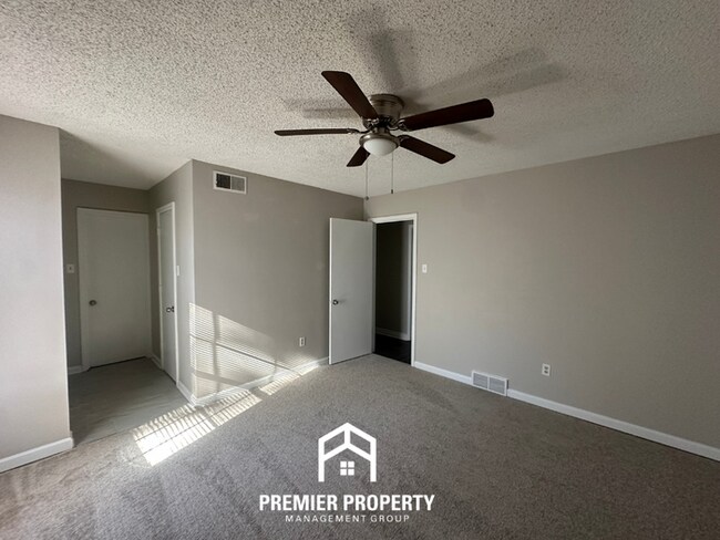 Building Photo - 6235 Shade Tree Dr